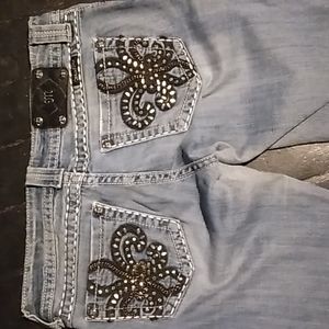 Miss me jeans 28/33 there's a hole in the front of these jeans there's pictures